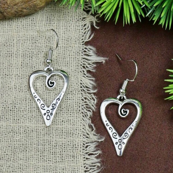 💙Hollow out heart pendant necklace & drop earrings. - Picture 3 of 5